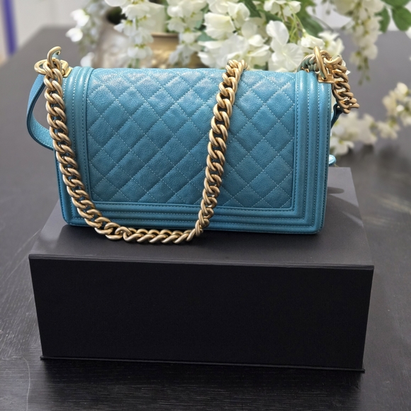 CHANEL Teal Quilted Crossbody Bag with Gold Chain - Picture 2 of 11
